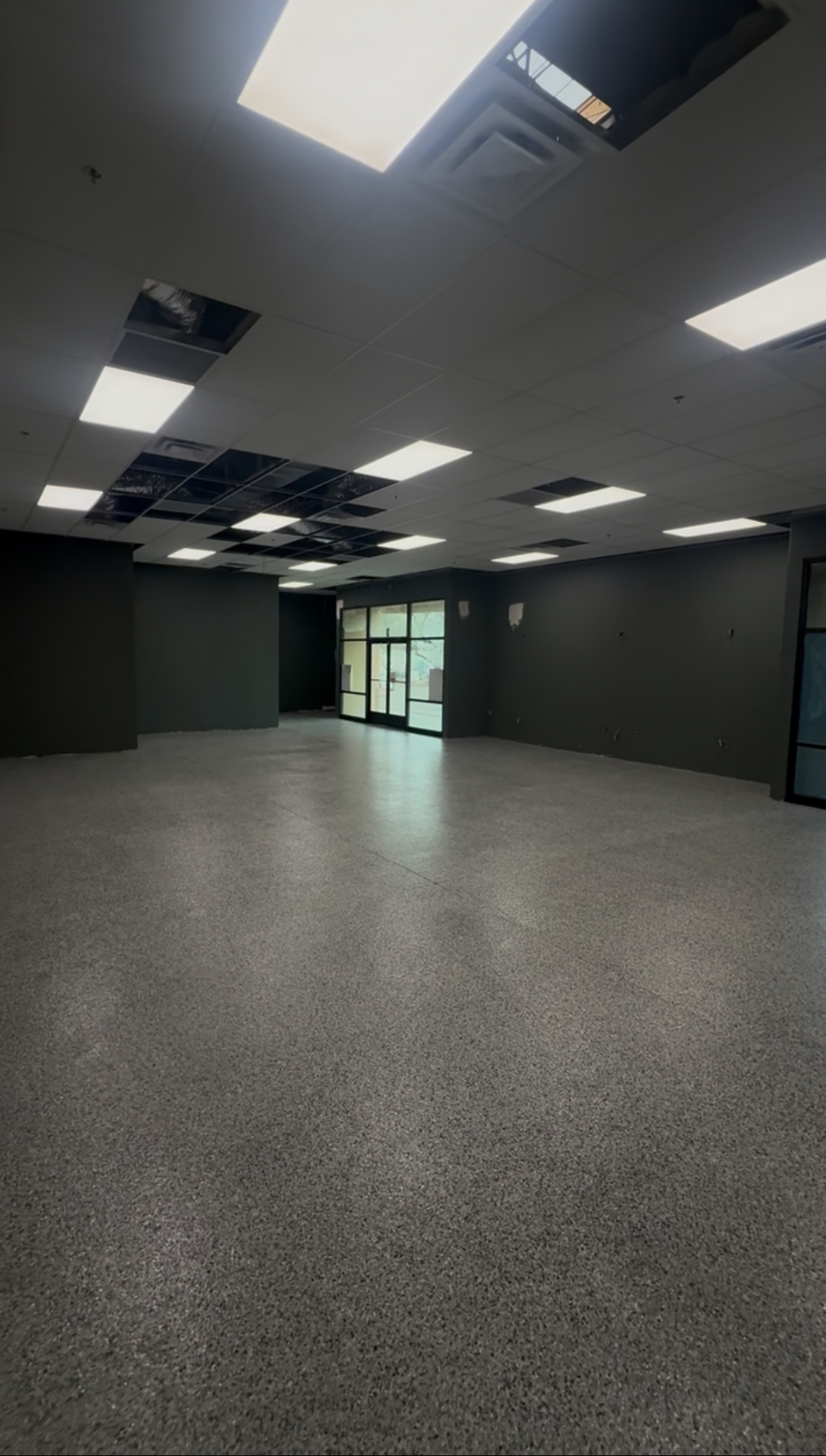 BORDER TIRE garage — FULL-FLAKE · FEATHERED GRAY